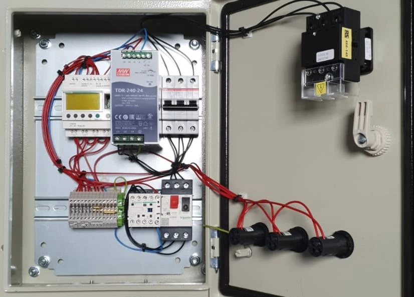 Vue intérieure d’une armoire électrique conçue pour un client